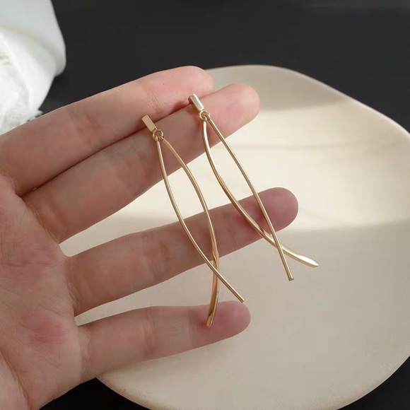 💙💕LAST ONE Minimalist Wire Earrings - Picture 9 of 11